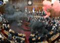 Драма у Скупштини Србије: Испаљене димне бомбе, полиција у холу Скупштине