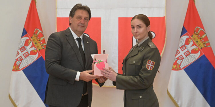 Ministar Gašić uručio poklone pripadnicama sistema odbrane povodom Dana žena