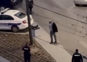 Besni napadač čekićem razbio policijske automobile i napao službenika!