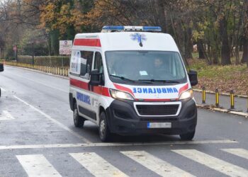 Saobraćajna nesreća u Zemunu: Auto udario u stub, više povređenih tokom noći