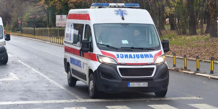 Saobraćajna nesreća u Zemunu: Auto udario u stub, više povređenih tokom noći