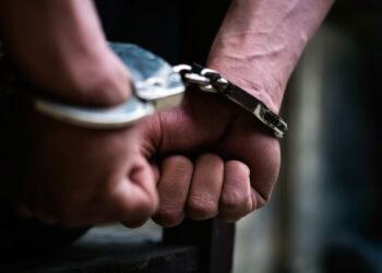 Drama na Vračaru: Policija uhapsila manijaka s mačetom koji preteo gostima u kafiću!