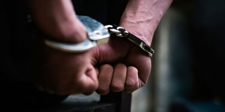 Drama na Vračaru: Policija uhapsila manijaka s mačetom koji preteo gostima u kafiću! 1 Drama na Vračaru: Policija uhapsila manijaka s mačetom koji preteo gostima u kafiću!