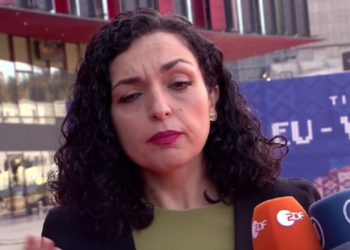 Vjosa Osmani zvanično prenijela dužnost predsednika privremenih prištinskih institucija Aljbuljeni Hadžiju