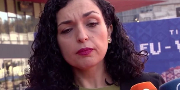 Vjosa Osmani zvanično prenijela dužnost predsednika privremenih prištinskih institucija Aljbuljeni Hadžiju