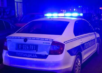 Težak sudar u Novom Sadu: Automobili oborili semafor, pešak teško povređen