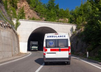 Ekplozija tokom pumpanja gume na kamionu: Muškarac teže povređen!