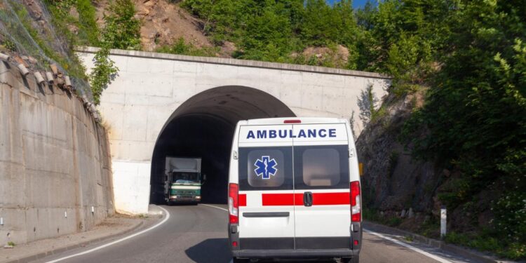 Ekplozija tokom pumpanja gume na kamionu: Muškarac teže povređen!