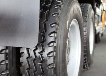 Eksplozija kamionske gume u Pljevljima: Teško povrijeđen muškarac prebačen u KCCG