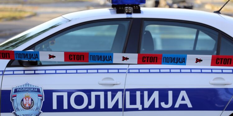 Tragedija kod Prijepolja: Radnik poginuo u nesreći u preduzeću za preradu drveta 1 Napiši kratak novinarski naslov za vest: Uhapšen muškarac iz okoline Vrbasa: Ukrao od dečaka (11) novac