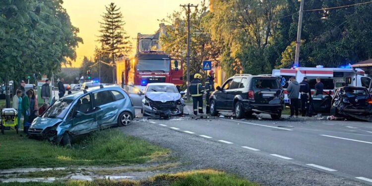 Teška saobraćajka u Zmajevu: Pet automobila u sudaru, scene devastacije!