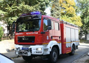 Veliki požar u Batajnici: Zapalilo se nekoliko hiljada paleta, četiri povređene osobe