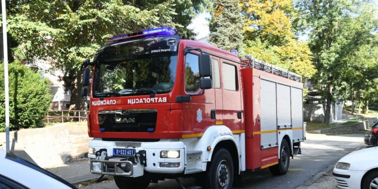 Veliki požar u Batajnici: Zapalilo se nekoliko hiljada paleta, četiri povređene osobe