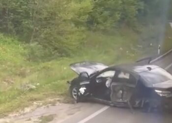 Stravična nesreća kod Raške: BMW zgužvan kao limenka, bez točka i vrata (VIDEO)