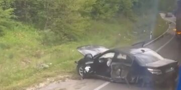 Stravična nesreća kod Raške: BMW zgužvan kao limenka, bez točka i vrata (VIDEO)
