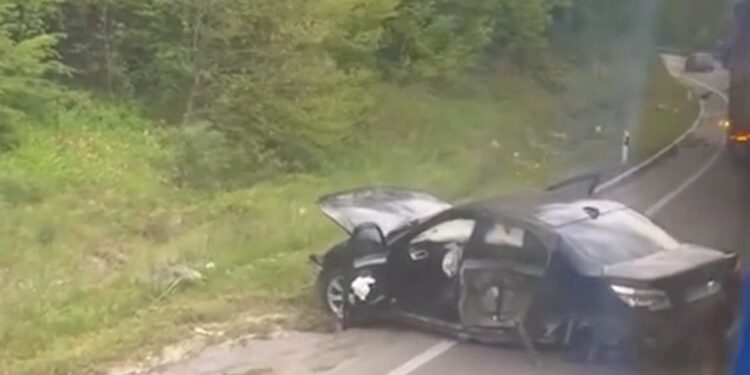 Stravična nesreća kod Raške: BMW zgužvan kao limenka, bez točka i vrata (VIDEO)