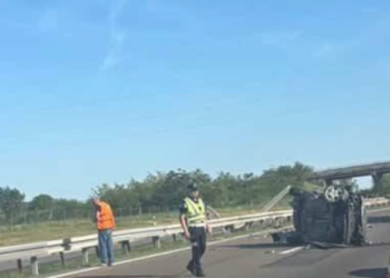 Teška nezgoda kod Velike Plane: Automobil probio ogradu i prevrnuo se na suprotnu stranu puta