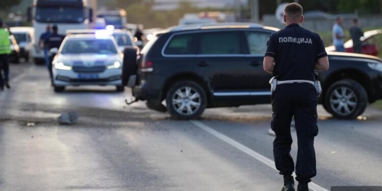 Teška saobraćajna nesreća na Ibarskoj magistrali: Kamion udario automobil! 1 Teška saobraćajna nesreća na Ibarskoj magistrali: Kamion udario automobil!