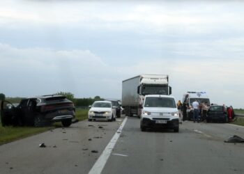 Nesreća na autoputu kod Novog Sada: Dva vozila u sudaru, povređeni putnici!