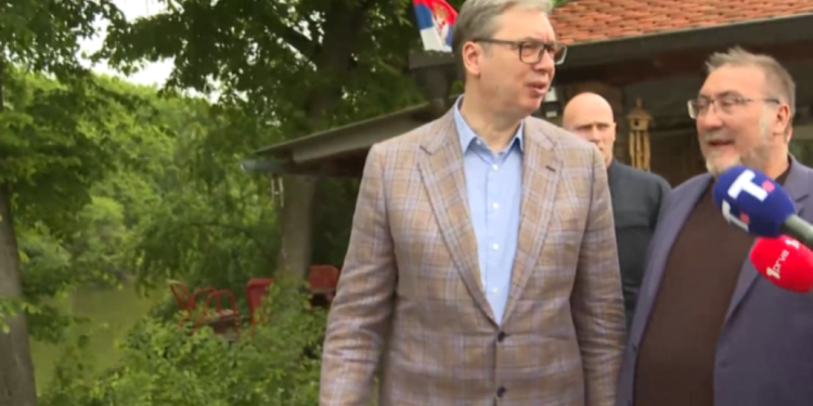 Vučić u poseti Sremskom okrugu, u Batrovcima obilazi porodicu Bulatović