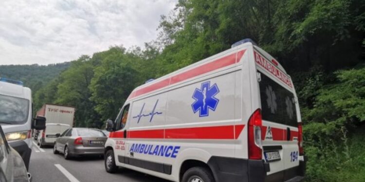 Teška saobraćajna nesreća u Mladenovcu: Otac i dvoje dece povređeni 1 Stravičan sudar kod Užica: BMW razvaljen, vozač bez svesti prebačen u bolnicu