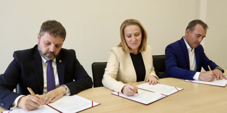 Snežana Paunović potpisala Poseban kolektivni ugovor sa sindikatom za zaposlene u samoupravi 1 Snežana Paunović potpisala Poseban kolektivni ugovor sa sindikatom za zaposlene u samoupravi