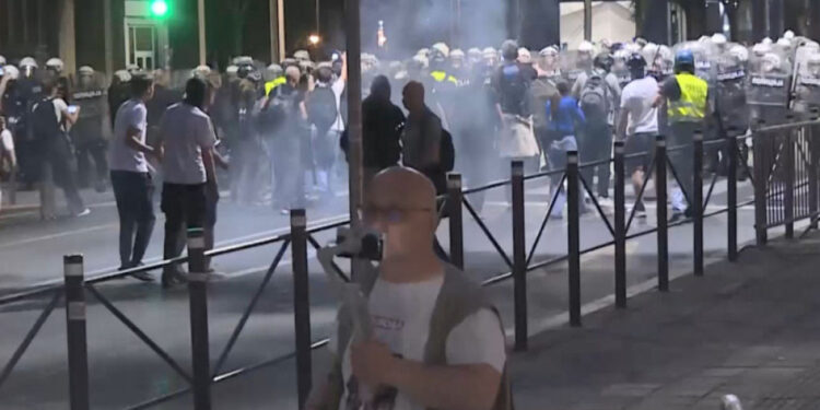 Situacija u centru Beograda se smirila, uspostavlja se saobraćaj 1 Policija potisnula učesnike protesta koji su je napali na Slaviju