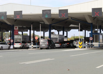 AMSS: Putnička vozila čekaju sat vremena na graničnom prelazu Batrovci na izlazu iz Srbije