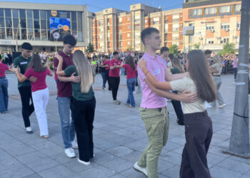 Čačak: Više od 400 maturanata plesalo maturski ples na glavnom trgu