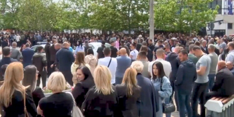 Mirni protesti zbog hapšenja sedmoro direktora održani i danas 1 I danas skupovi podrške uhapšenim direktorima u Gračanici