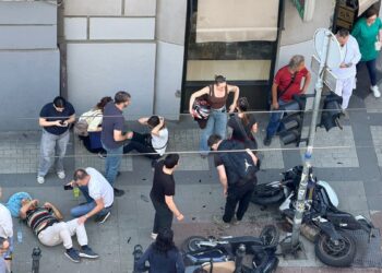 Strašna saobraćajna nesreća u centru Beograda: Auto udario u motocikle, tri povređene osobe!