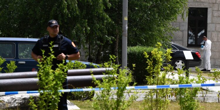 Policija na aerodromu Golubovci uhapsila muškarca prilikom pregleda pasoša 1 Policija na aerodromu Golubovci uhapsila muškarca prilikom pregleda pasoša