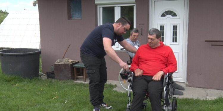 Težak život porodice Langović u selu Babine, put do kuće važniji od svega 1 Težak život porodice Langović u selu Babine, put do kuće važniji od svega