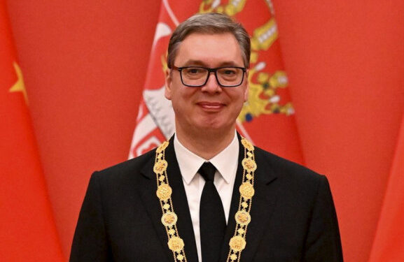 Predsednik Vučić: U Đasingu smo videli šta praktično znači čelično prijateljstvo Srbije i Kine 1 Vučić u kompaniji Mint u Đasingu, dočekali ga roboti uz srpsko kolo
