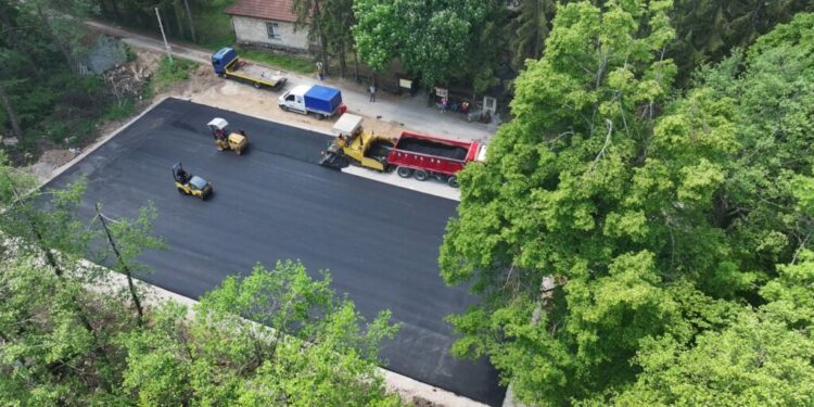 Jedna učenica čuva školu u Sopotnici, Elena i njena učiteljica ne dozvoljavaju da se ugasi seosko odeljenje 1 Jedna učenica čuva školu u Sopotnici, Elena i njena učiteljica ne dozvoljavaju da se ugasi seosko odeljenje