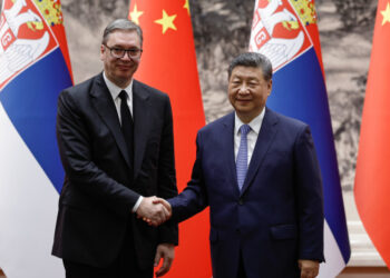Vučić poklonio Siju staparski ćilim, porcelanski set i sliku Mome Antonovića