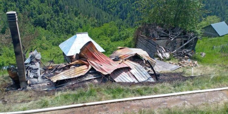 Vatrena stihija u Milakovićima progutala porodično ognjište Jarčevića 1 Vatrena stihija u Milakovićima progutala porodično ognjište Jarčevića