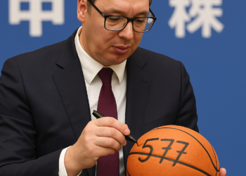 Vučić u Kini ostavio autogram na košarkaškoj lopti brojem 577