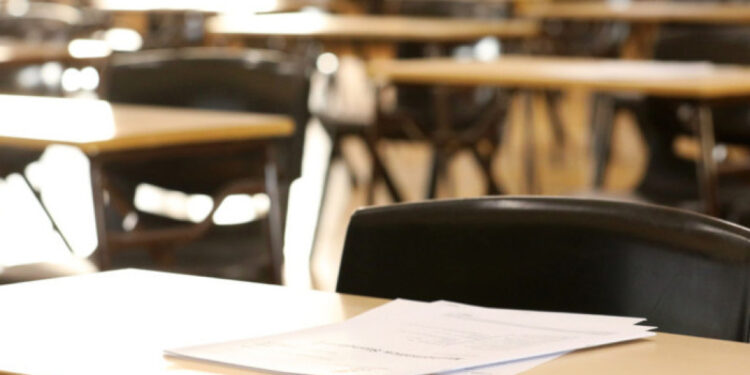 Maturanti u Beogradu danas i sutra biraju srednje škole putem liste želja Budući srednjoškolci danas i sutra popunjavaju liste želja 1 Preliminarni rezultati završnog ispita objavljeni ranije na portalu Moja srednja škola Objavljeni preliminarni rezultati završnog ispita, prigovori sutra i prekosutra
