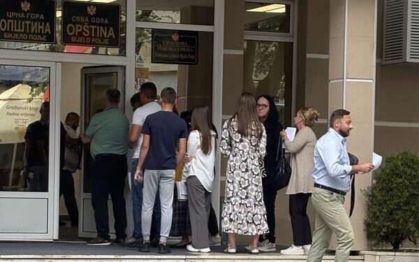 Građani se okupljaju ispred Opštine: Veliki redovi za subvencije za klima uređaje