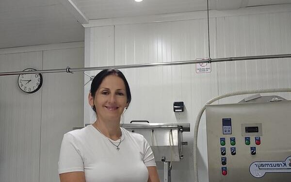 Voće u bocama: Kako je domaćica iz porodice Joksimović stvorila zlatni biznis na sajmovima 1 Voće u bocama: Kako je domaćica iz porodice Joksimović stvorila zlatni biznis na sajmovima