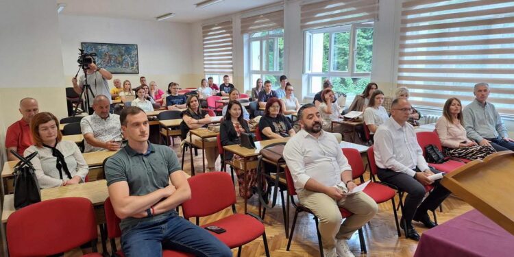 U Srednjoj stručnoj školi predstavljena 'Digitalna elektronika' profesora Vladice Avramovića 1 U Srednjoj stručnoj školi predstavljena ‘Digitalna elektronika’ profesora Vladice Avramovića