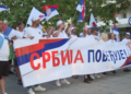 Grupa aktivista SNS pešice iz Aranđelovca stiže u Lazarevac pred skup u Beogradu Grupa građana koja je krenula iz Aranđelovca na skup u subotu u Beograd stigla u Lazarevac