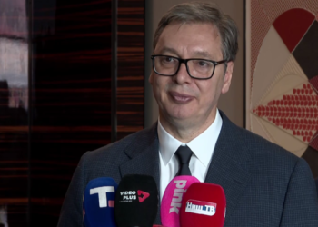 Vučić se sastao sa pešačima ka Beogradu pred veliki skup „Srbija jedna porodica“ Vučić se sreo sa građanima koji pešače na skup koji će biti održan 27. juna u Beogradu