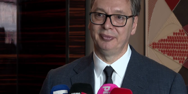 Vučić se sastao sa pešačima ka Beogradu pred veliki skup „Srbija jedna porodica“ Vučić se sreo sa građanima koji pešače na skup koji će biti održan 27. juna u Beogradu